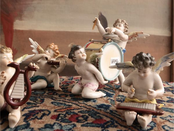 Concerto di putti musicanti in porcellana policroma  - Asta La Casa del Maestro Pietro Annigoni e di Rosa Segreto - Associazione Nazionale - Case d'Asta italiane