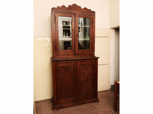 Credenza rustica a due corpi in legno tenero  - Asta La Casa del Maestro Pietro Annigoni e di Rosa Segreto - Associazione Nazionale - Case d'Asta italiane