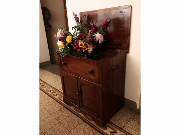 Piccola credenza a toilette in mogano  - Asta La Casa del Maestro Pietro Annigoni e di Rosa Segreto - Associazione Nazionale - Case d'Asta italiane