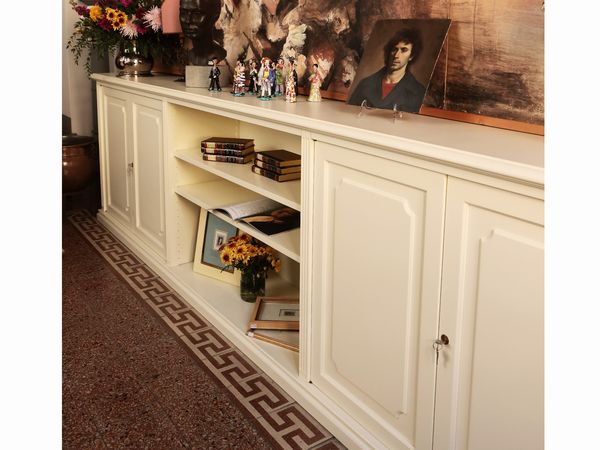 Grande credenza in legno laccato bianco  - Asta La Casa del Maestro Pietro Annigoni e di Rosa Segreto - Associazione Nazionale - Case d'Asta italiane