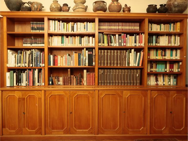 Libreria  a due corpi in ciliegio  - Asta La Casa del Maestro Pietro Annigoni e di Rosa Segreto - Associazione Nazionale - Case d'Asta italiane