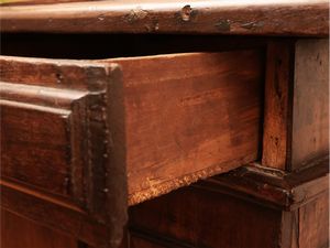 Piccola credenza in noce  - Asta La Casa del Maestro Pietro Annigoni e di Rosa Segreto - Associazione Nazionale - Case d'Asta italiane