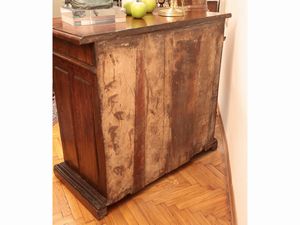 Piccola credenza in noce  - Asta La Casa del Maestro Pietro Annigoni e di Rosa Segreto - Associazione Nazionale - Case d'Asta italiane