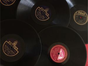 Raccolta di dischi in vinile  - Asta La Casa del Maestro Pietro Annigoni e di Rosa Segreto - Associazione Nazionale - Case d'Asta italiane