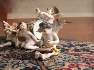 Concerto di putti musicanti in porcellana policroma  - Asta La Casa del Maestro Pietro Annigoni e di Rosa Segreto - Associazione Nazionale - Case d'Asta italiane