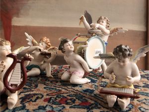 Concerto di putti musicanti in porcellana policroma  - Asta La Casa del Maestro Pietro Annigoni e di Rosa Segreto - Associazione Nazionale - Case d'Asta italiane