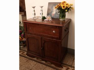 Piccola credenza a toilette in mogano  - Asta La Casa del Maestro Pietro Annigoni e di Rosa Segreto - Associazione Nazionale - Case d'Asta italiane