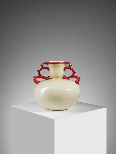 BAROVIER ERCOLE (1889 - 1974) : Vaso biansato a corpo globulare e collo a calice per Vetreria Artistica Barovier & Co., Murano  - Asta Asta 485 | DESIGN E ARTI DECORATIVE DEL NOVECENTO Tradizionale - Associazione Nazionale - Case d'Asta italiane