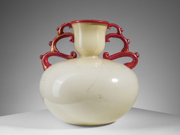 BAROVIER ERCOLE (1889 - 1974) : Vaso biansato a corpo globulare e collo a calice per Vetreria Artistica Barovier & Co., Murano  - Asta Asta 485 | DESIGN E ARTI DECORATIVE DEL NOVECENTO Tradizionale - Associazione Nazionale - Case d'Asta italiane