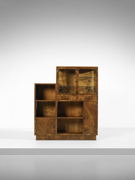 PONTI GIO (1891 - 1979) : Credenza a due corpi di differente altezza con stipi, cassetti e vani a giorno probabile esecuzione mobilificio Luigi Scremin, Belluno  - Asta Asta 485 | DESIGN E ARTI DECORATIVE DEL NOVECENTO Tradizionale - Associazione Nazionale - Case d'Asta italiane