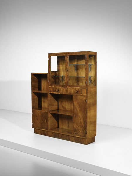 PONTI GIO (1891 - 1979) : Credenza a due corpi di differente altezza con stipi, cassetti e vani a giorno probabile esecuzione mobilificio Luigi Scremin, Belluno  - Asta Asta 485 | DESIGN E ARTI DECORATIVE DEL NOVECENTO Tradizionale - Associazione Nazionale - Case d'Asta italiane