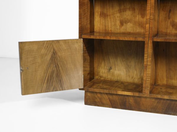 PONTI GIO (1891 - 1979) : Credenza a due corpi di differente altezza con stipi, cassetti e vani a giorno probabile esecuzione mobilificio Luigi Scremin, Belluno  - Asta Asta 485 | DESIGN E ARTI DECORATIVE DEL NOVECENTO Tradizionale - Associazione Nazionale - Case d'Asta italiane