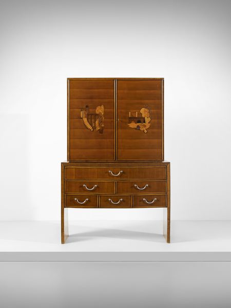 WENTER MARINI GIORGIO (1890 - 1973) : Credenza ad ante e cassetti con intagli applicati a soggetto architettonico esecuzione mobilificio Luigi Scremin, Belluno  - Asta Asta 485 | DESIGN E ARTI DECORATIVE DEL NOVECENTO Tradizionale - Associazione Nazionale - Case d'Asta italiane