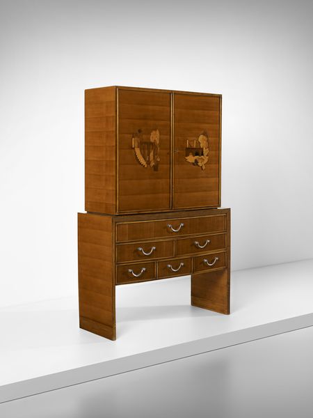 WENTER MARINI GIORGIO (1890 - 1973) : Credenza ad ante e cassetti con intagli applicati a soggetto architettonico esecuzione mobilificio Luigi Scremin, Belluno  - Asta Asta 485 | DESIGN E ARTI DECORATIVE DEL NOVECENTO Tradizionale - Associazione Nazionale - Case d'Asta italiane