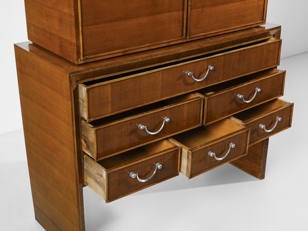 WENTER MARINI GIORGIO (1890 - 1973) : Credenza ad ante e cassetti con intagli applicati a soggetto architettonico esecuzione mobilificio Luigi Scremin, Belluno  - Asta Asta 485 | DESIGN E ARTI DECORATIVE DEL NOVECENTO Tradizionale - Associazione Nazionale - Case d'Asta italiane