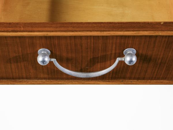 WENTER MARINI GIORGIO (1890 - 1973) : Credenza ad ante e cassetti con intagli applicati a soggetto architettonico esecuzione mobilificio Luigi Scremin, Belluno  - Asta Asta 485 | DESIGN E ARTI DECORATIVE DEL NOVECENTO Tradizionale - Associazione Nazionale - Case d'Asta italiane