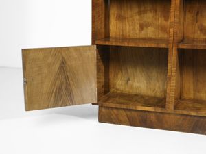 PONTI GIO (1891 - 1979) : Credenza a due corpi di differente altezza con stipi, cassetti e vani a giorno probabile esecuzione mobilificio Luigi Scremin, Belluno  - Asta Asta 485 | DESIGN E ARTI DECORATIVE DEL NOVECENTO Tradizionale - Associazione Nazionale - Case d'Asta italiane