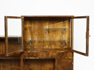 PONTI GIO (1891 - 1979) : Credenza a due corpi di differente altezza con stipi, cassetti e vani a giorno probabile esecuzione mobilificio Luigi Scremin, Belluno  - Asta Asta 485 | DESIGN E ARTI DECORATIVE DEL NOVECENTO Tradizionale - Associazione Nazionale - Case d'Asta italiane