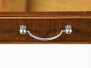 WENTER MARINI GIORGIO (1890 - 1973) : Credenza ad ante e cassetti con intagli applicati a soggetto architettonico esecuzione mobilificio Luigi Scremin, Belluno  - Asta Asta 485 | DESIGN E ARTI DECORATIVE DEL NOVECENTO Tradizionale - Associazione Nazionale - Case d'Asta italiane