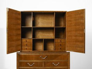 WENTER MARINI GIORGIO (1890 - 1973) : Credenza ad ante e cassetti con intagli applicati a soggetto architettonico esecuzione mobilificio Luigi Scremin, Belluno  - Asta Asta 485 | DESIGN E ARTI DECORATIVE DEL NOVECENTO Tradizionale - Associazione Nazionale - Case d'Asta italiane