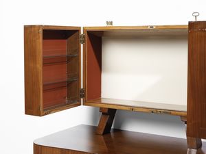 SCUOLA DI TORINO : Credenza a due corpi con parte inferiore a cassetti e alzata celante vano bar  illuminato  - Asta Asta 485 | DESIGN E ARTI DECORATIVE DEL NOVECENTO Tradizionale - Associazione Nazionale - Case d'Asta italiane