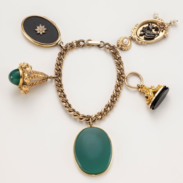 Bracciale con cinque pendenti in oro a basso titolo, metallo dorato e pietre dure  - Asta Gioielli - Associazione Nazionale - Case d'Asta italiane