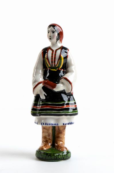 MANIFATTURA ICARO RODI : Figura femminile in costumi tradizionali  - Asta  Arte moderna e contemporanea: XIX, XX, XXI secolo. Con una sezione dedicata alla ceramica del 900 - Associazione Nazionale - Case d'Asta italiane