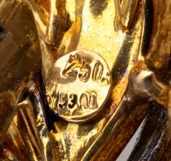 Spilla melograno in oro con smalti, rubini e diamanti  - Asta Gioielli e Argenti del XX secolo, con una selezione di Orologi da polso e Penne da collezione - Associazione Nazionale - Case d'Asta italiane