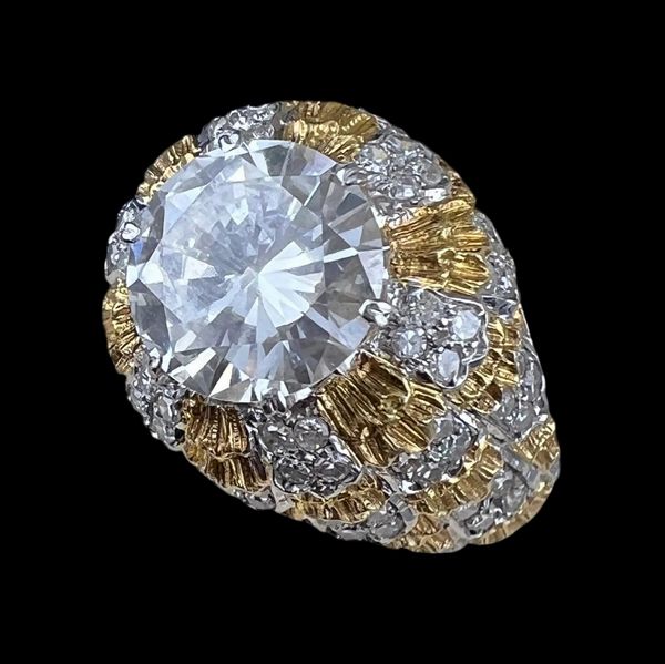 BUCCELLATI : Anello a fascia in oro con diamanti  - Asta Gioielli e Argenti del XX secolo, con una selezione di Orologi da polso e Penne da collezione - Associazione Nazionale - Case d'Asta italiane