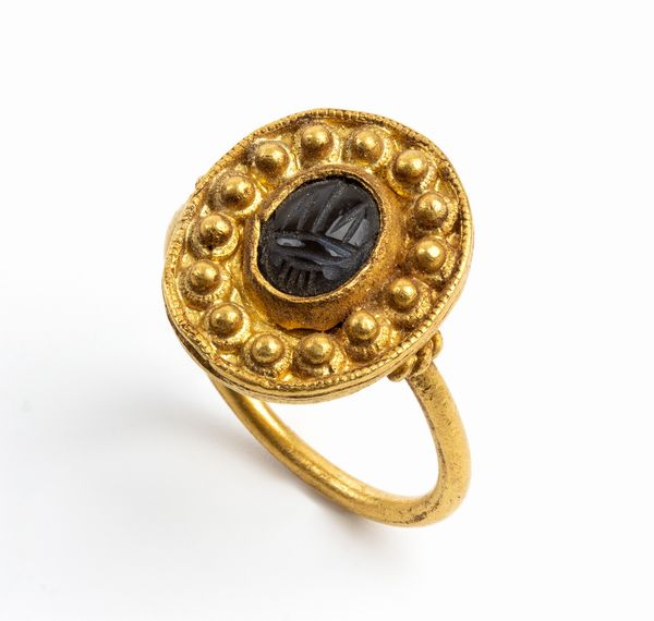 Anello in stile archeologico in oro e pietra incisa  - Asta Gioielli e Argenti del XX secolo, con una selezione di Orologi da polso e Penne da collezione - Associazione Nazionale - Case d'Asta italiane