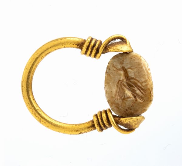 Anello in stile archeologico in oro e pietra incisa  - Asta Gioielli e Argenti del XX secolo, con una selezione di Orologi da polso e Penne da collezione - Associazione Nazionale - Case d'Asta italiane