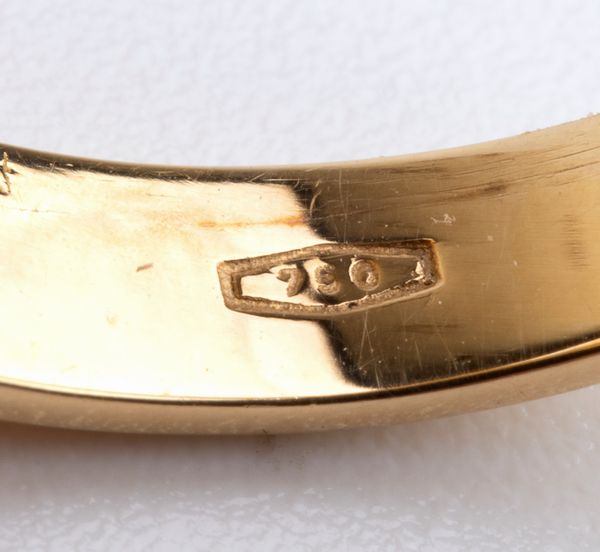 Maestranze trapanesi : Anello in oro con cammeo in corallo Mediterraneo  - Asta Gioielli e Argenti del XX secolo, con una selezione di Orologi da polso e Penne da collezione - Associazione Nazionale - Case d'Asta italiane