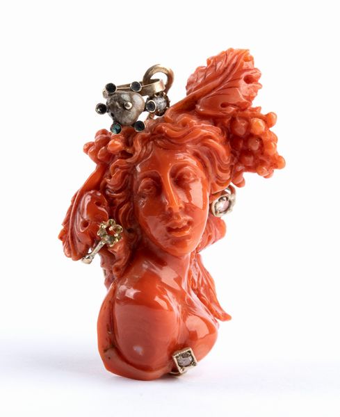 Pendente con corallo a figura femminile  - Asta Gioielli e Argenti del XX secolo, con una selezione di Orologi da polso e Penne da collezione - Associazione Nazionale - Case d'Asta italiane