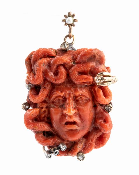 Pendente con corallo a forma di testa Medusa  - Asta Gioielli e Argenti del XX secolo, con una selezione di Orologi da polso e Penne da collezione - Associazione Nazionale - Case d'Asta italiane