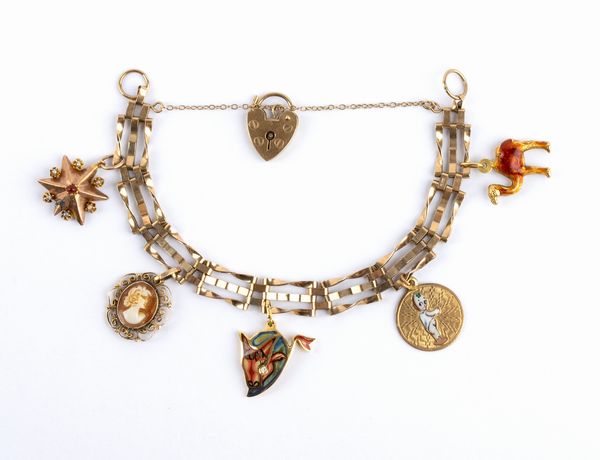 Bracciale in oro con ciondoli  - Asta Gioielli e Argenti del XX secolo, con una selezione di Orologi da polso e Penne da collezione - Associazione Nazionale - Case d'Asta italiane