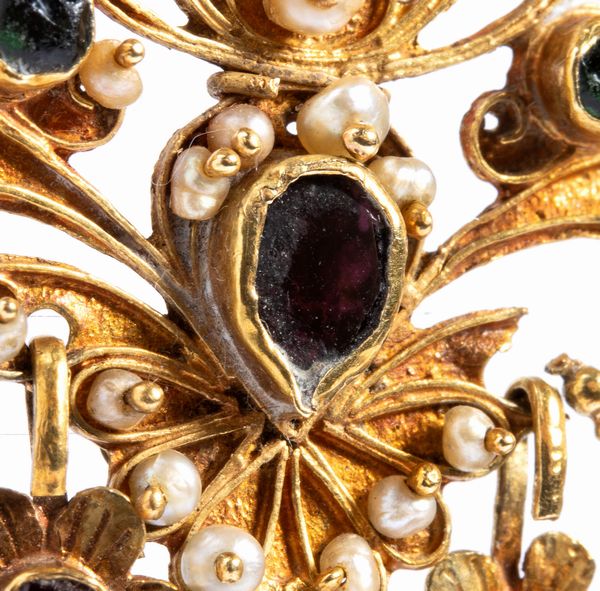 Spilla in oro con perle di fiume e paste vitree  - Asta Gioielli e Argenti del XX secolo, con una selezione di Orologi da polso e Penne da collezione - Associazione Nazionale - Case d'Asta italiane