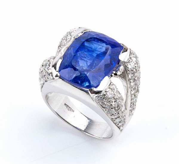 Anello in oro con tanzanite e diamanti  - Asta Gioielli e Argenti del XX secolo, con una selezione di Orologi da polso e Penne da collezione - Associazione Nazionale - Case d'Asta italiane