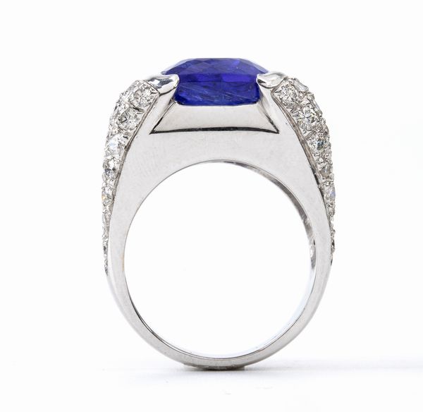 Anello in oro con tanzanite e diamanti  - Asta Gioielli e Argenti del XX secolo, con una selezione di Orologi da polso e Penne da collezione - Associazione Nazionale - Case d'Asta italiane