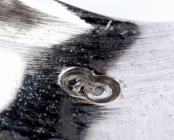 Anello a fascia incrociata in oro e pav di diamanti  - Asta Gioielli e Argenti del XX secolo, con una selezione di Orologi da polso e Penne da collezione - Associazione Nazionale - Case d'Asta italiane