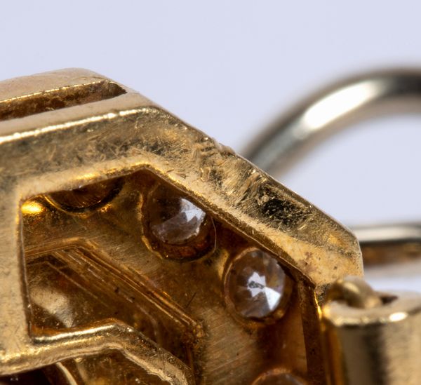 Paio di orecchini a forma di scudo in oro con rubino e diamanti  - Asta Gioielli e Argenti del XX secolo, con una selezione di Orologi da polso e Penne da collezione - Associazione Nazionale - Case d'Asta italiane