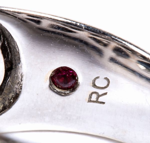 Anello a fascia in oro con diamanti e zaffiri  - Asta Gioielli e Argenti del XX secolo, con una selezione di Orologi da polso e Penne da collezione - Associazione Nazionale - Case d'Asta italiane