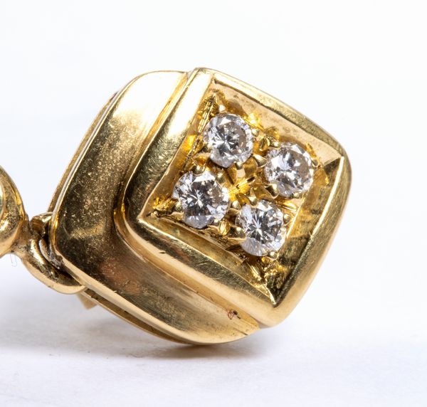 Paio di orecchini pendenti in oro con corallo cerasuolo e diamanti  - Asta Gioielli e Argenti del XX secolo, con una selezione di Orologi da polso e Penne da collezione - Associazione Nazionale - Case d'Asta italiane