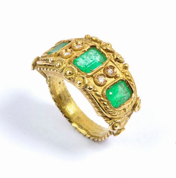 Anello in oro in stile archeologico con smeraldi e diamanti  - Asta Gioielli e Argenti del XX secolo, con una selezione di Orologi da polso e Penne da collezione - Associazione Nazionale - Case d'Asta italiane