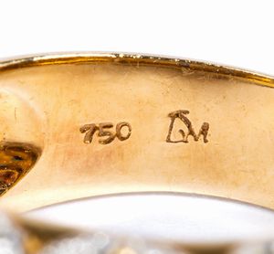 Anello a fascia in oro con zaffiri e diamanti  - Asta Gioielli e Argenti del XX secolo, con una selezione di Orologi da polso e Penne da collezione - Associazione Nazionale - Case d'Asta italiane