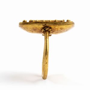 Anello in stile archeologico in oro e corniola incisa  - Asta Gioielli e Argenti del XX secolo, con una selezione di Orologi da polso e Penne da collezione - Associazione Nazionale - Case d'Asta italiane