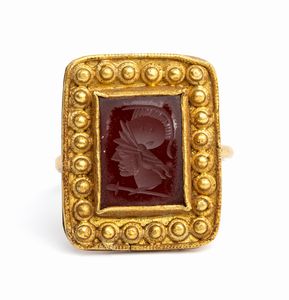 Anello in stile archeologico in oro e corniola incisa  - Asta Gioielli e Argenti del XX secolo, con una selezione di Orologi da polso e Penne da collezione - Associazione Nazionale - Case d'Asta italiane