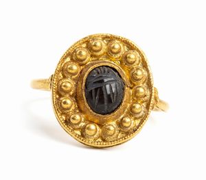 Anello in stile archeologico in oro e pietra incisa  - Asta Gioielli e Argenti del XX secolo, con una selezione di Orologi da polso e Penne da collezione - Associazione Nazionale - Case d'Asta italiane