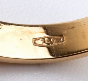 Maestranze trapanesi : Anello in oro con cammeo in corallo Mediterraneo  - Asta Gioielli e Argenti del XX secolo, con una selezione di Orologi da polso e Penne da collezione - Associazione Nazionale - Case d'Asta italiane