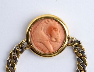 Girocollo in oro con corallo cerasuolo  - Asta Gioielli e Argenti del XX secolo, con una selezione di Orologi da polso e Penne da collezione - Associazione Nazionale - Case d'Asta italiane