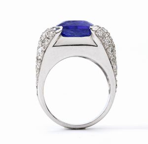 Anello in oro con tanzanite e diamanti  - Asta Gioielli e Argenti del XX secolo, con una selezione di Orologi da polso e Penne da collezione - Associazione Nazionale - Case d'Asta italiane